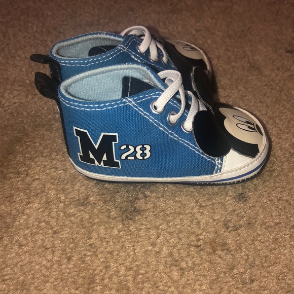 Mickey Mouse shoes - Picture 2 of 3